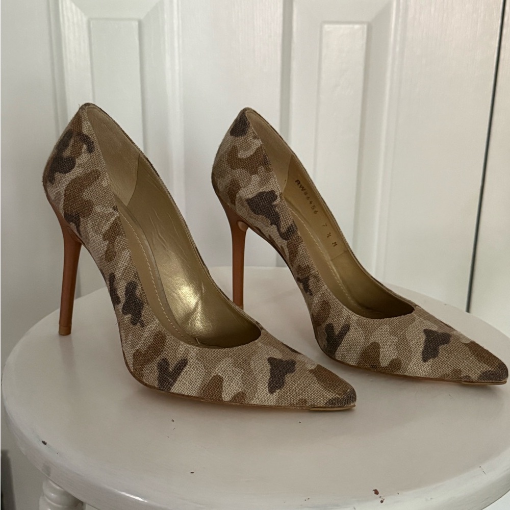Stuart Weitzman Camo Print Canvas Pointed Toe Pumps – Size 7.5